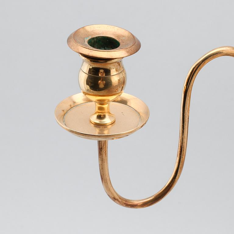 KANDELABRAR, 1 par, mässing, Nils Petter Linderberg, Sundsvall, omkring år 1900.