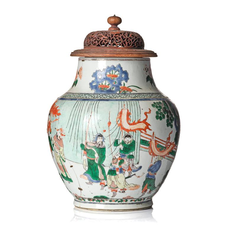 A famille verte decorated jar, early Kangxi, 17th century.