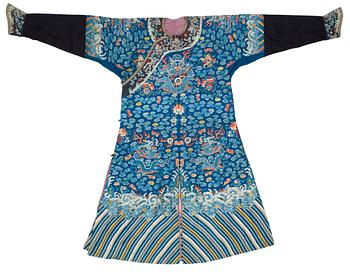 314. ROBE, silk. Height 146,5 cm. China around 1900.