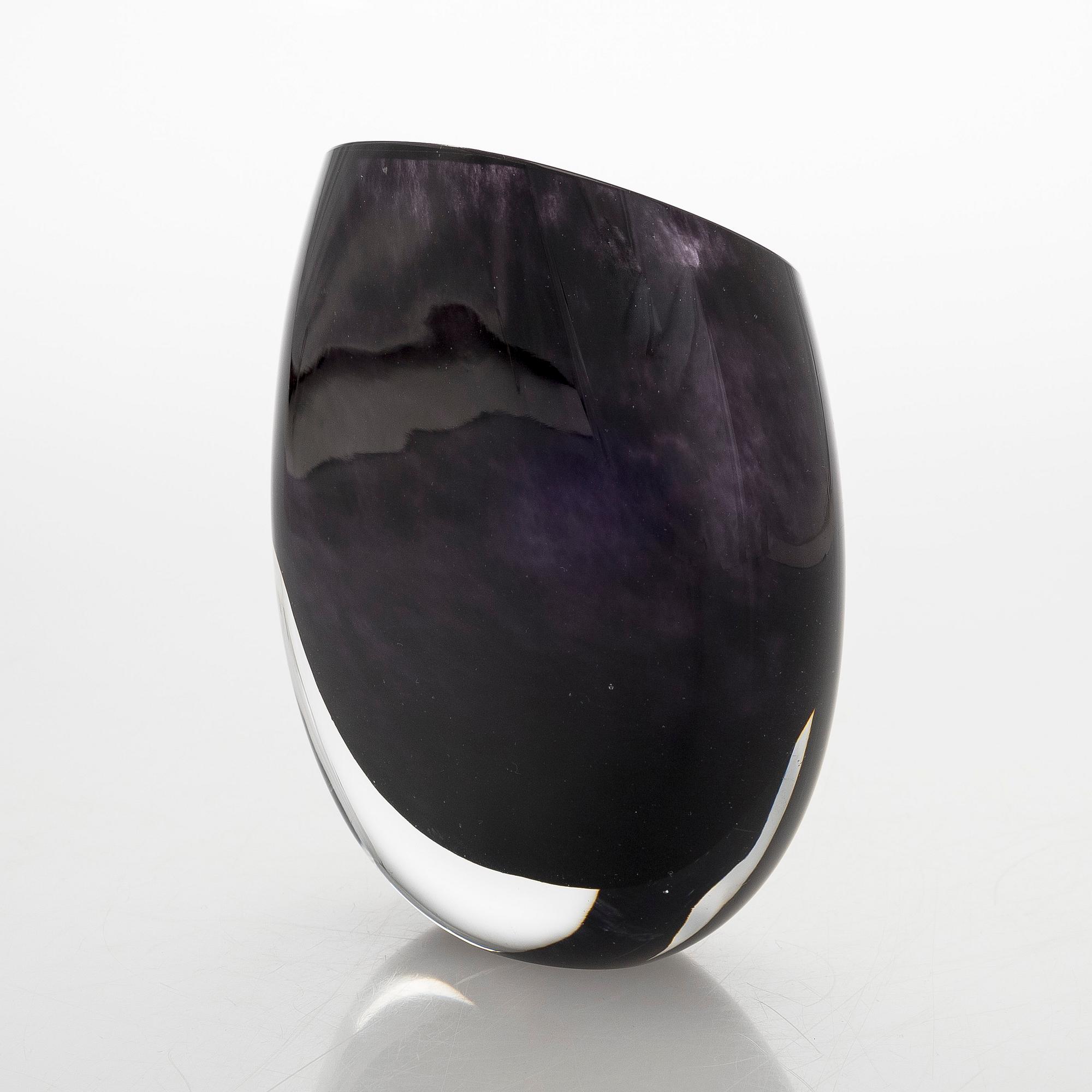 Kerttu Nurminen, vas, signerad K. Nurminen Nuutajärvi.