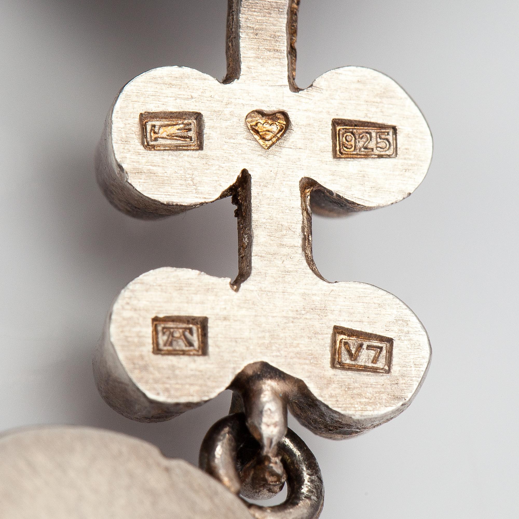 Jorma Laine, Rannekoru, sterlinghopeaa ja spektroliitteja. Turun Hopea, Turku 1974.