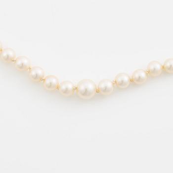 Pearl necklace with graduated cultured pearls, with a clasp of silver set with marcasites.