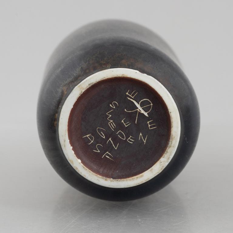 Gunnar Nylund, five pieces of stoneware, Rörstrand, Sweden.