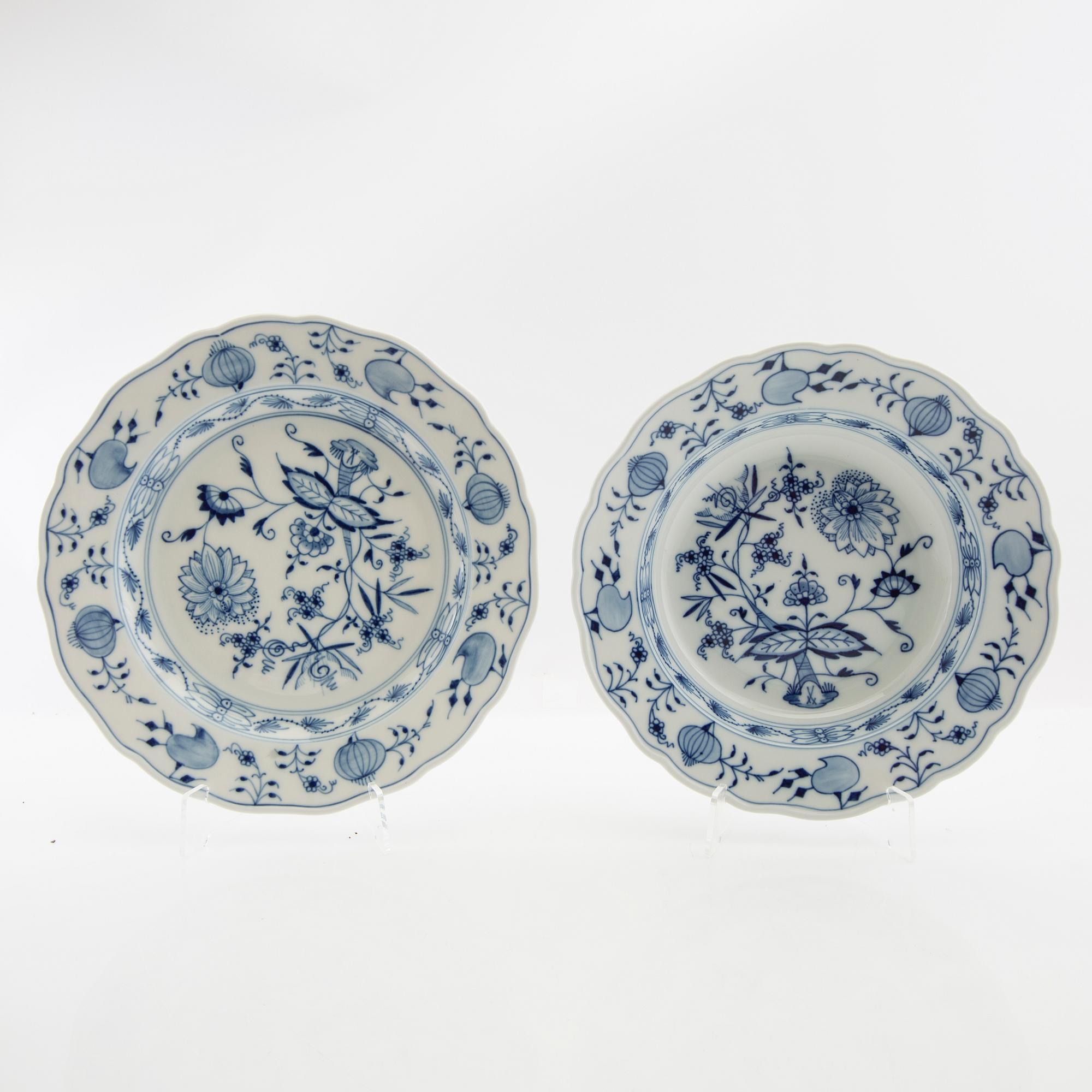 Service 89 pcs "Onion Pattern" Meissen, second half of the 20th century.