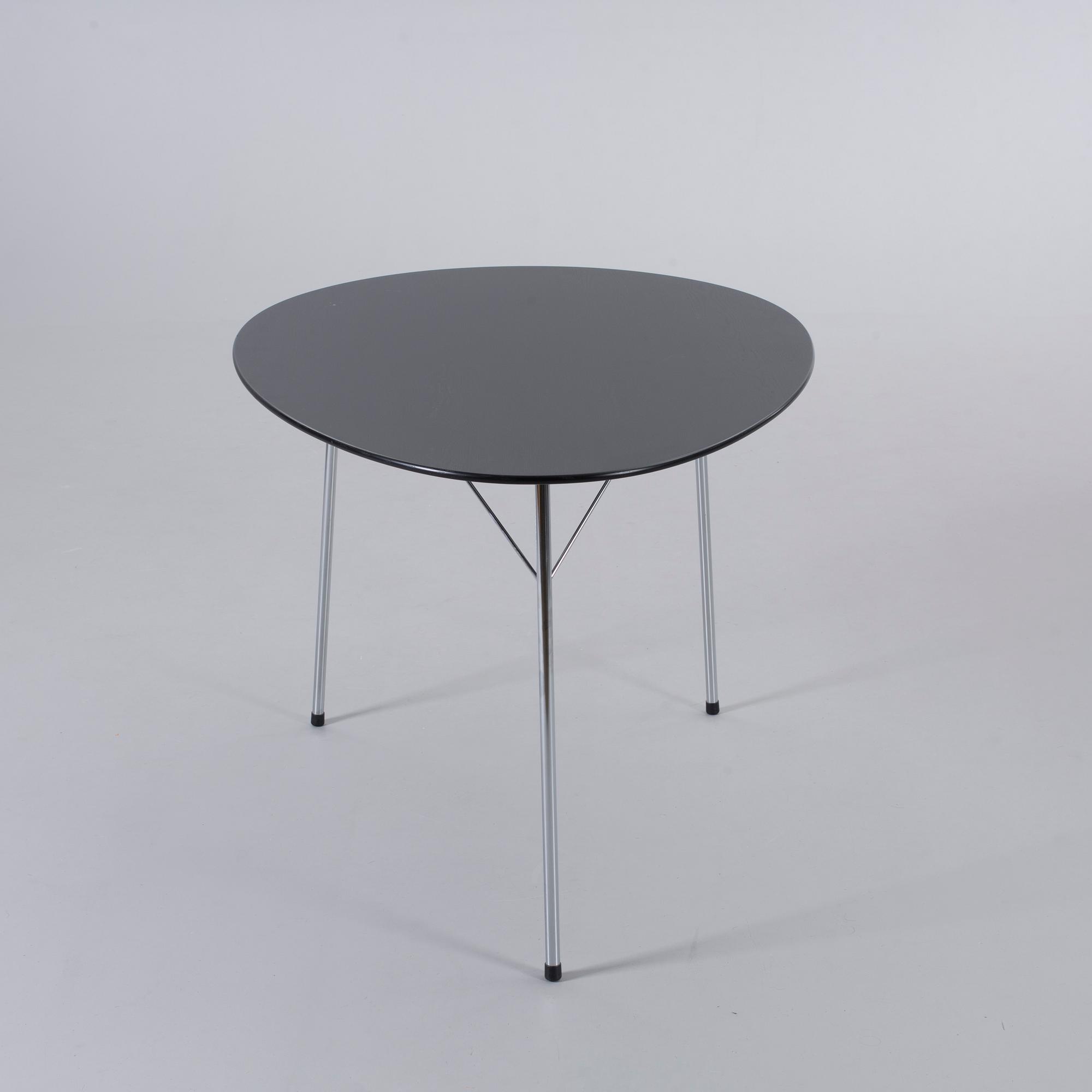 ARNE JACOBSEN, bord samt stolar, 4 delar för Fritz Hansen, Jubileums utgåva 2002 (4).