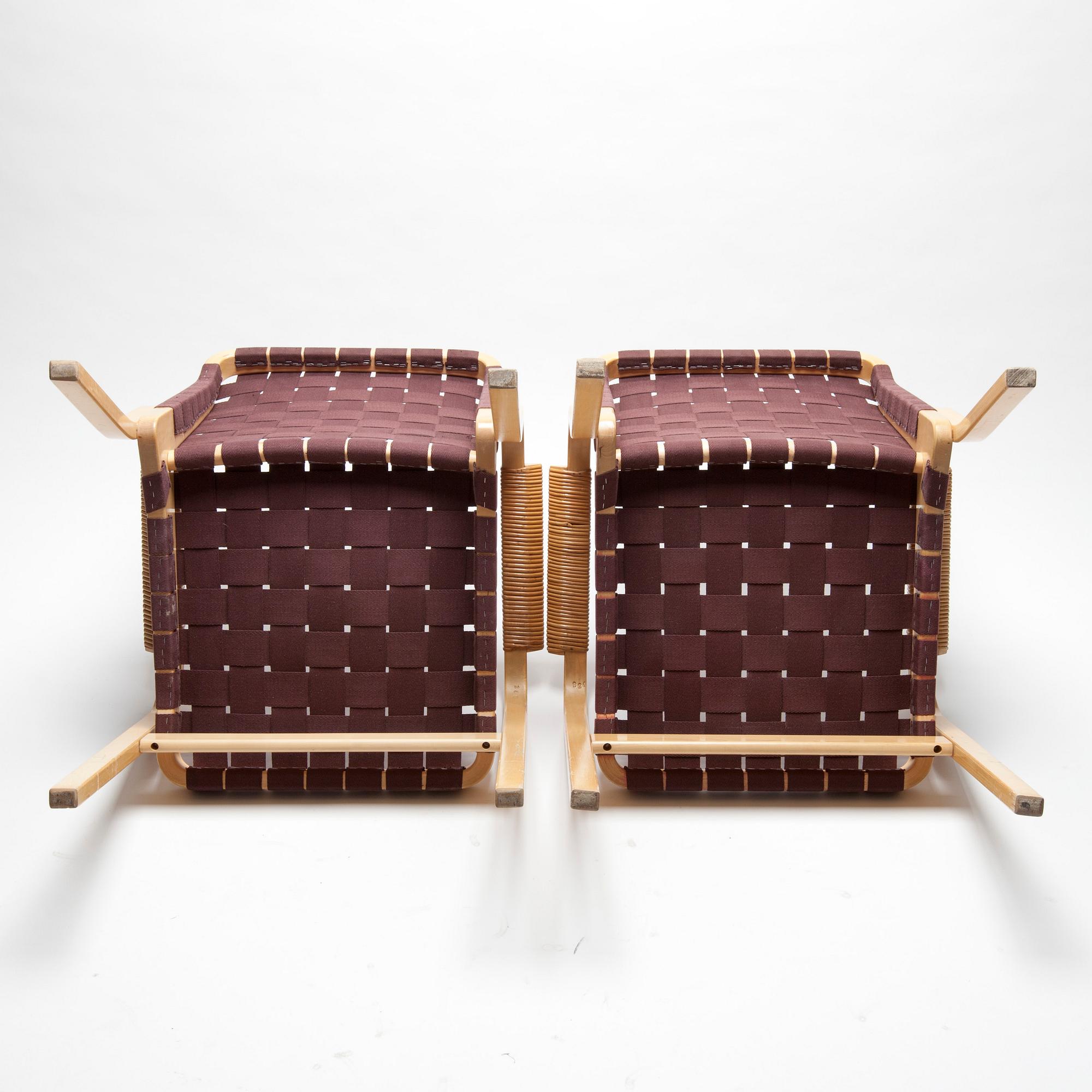 KARMSTOLAR, ett par, modell 45, Alvar Aalto, Artek. 1900-talets senare hälft.