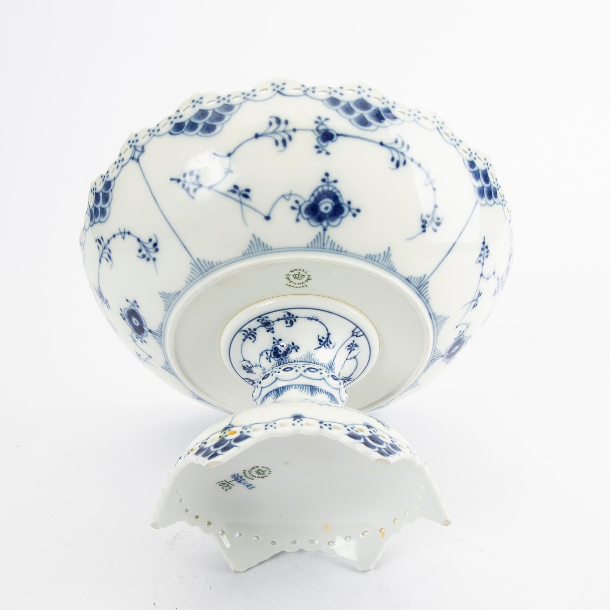 Bowl on foot Musselmalet Helblonde Royal Copenhagen 1974-78 porcelain.
