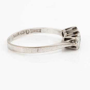Ring, 18K white gold with three brilliant-cut diamonds totalling 0.92 ct.