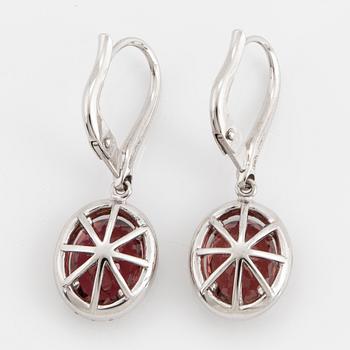 ÖRHÄNGEN, med ovala fasettslipade rosa turmaliner och briljantslipade diamanter.