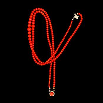 COLLIER, 2-radigt, doserade röda korallpärlor.