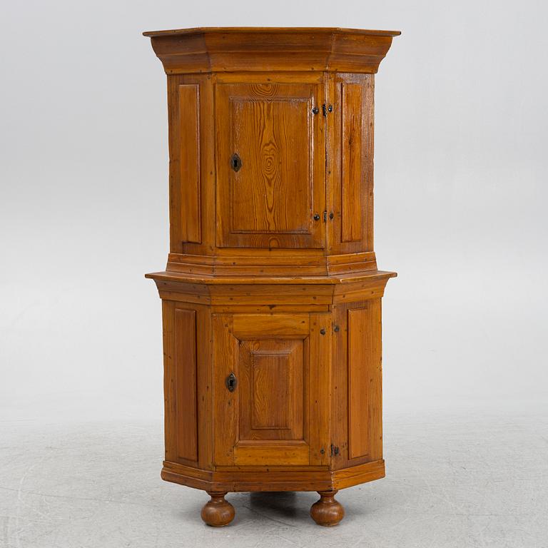 A corner cabinet, 18th/19th Century.