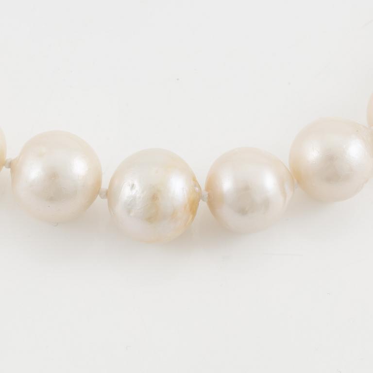 Collier med odlade sötvattenspärlor, lås 18K guld.