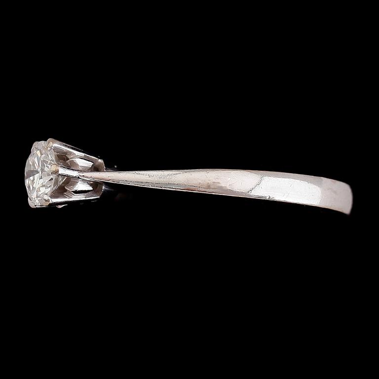RING, 18 k vitguld och briljantslipad diamant 0.41 ct enligt gravyr, svenska stämplar 1975. Total vikt ca 3 g.