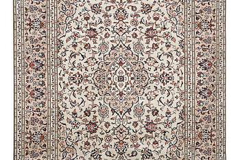 A Kashan carpet, c. 300 x 202 cm.