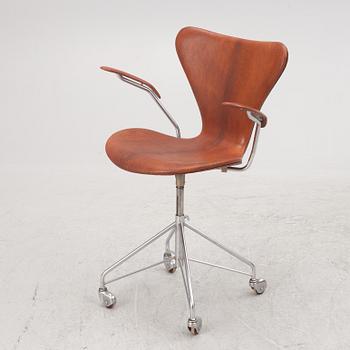 Arne Jacobsen, a "Seven" swivel chair, Fritz Hansen, Denmark, 1965.