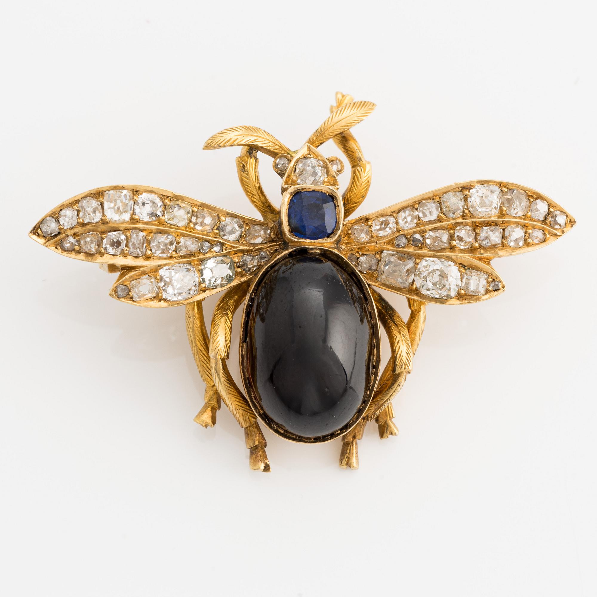 Brosch, skalbagge, guld med cabochonslipad granat (karbunkel). safir och gammalslipade diamanter, sent 1800-tal.