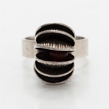 Elis Kauppi, sormus, karneoli, hopea, Kupittaan Kulta, Turku, 1970.