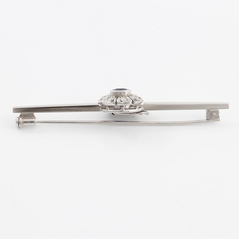 Brooch/pendant, 18K white gold with sapphire and brilliant-cut diamonds.