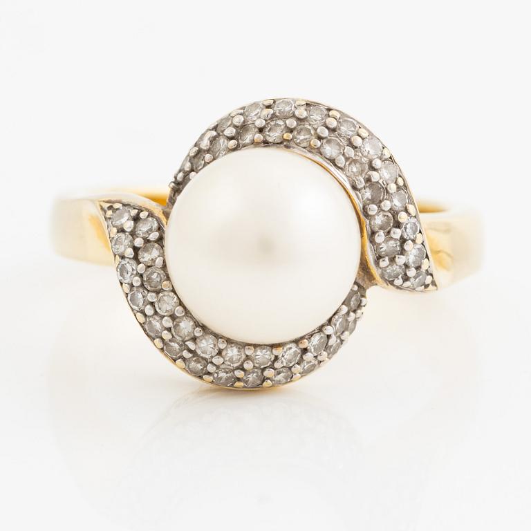 Ring 18K gold with a cultured pearl and round brilliant-cut diamonds.