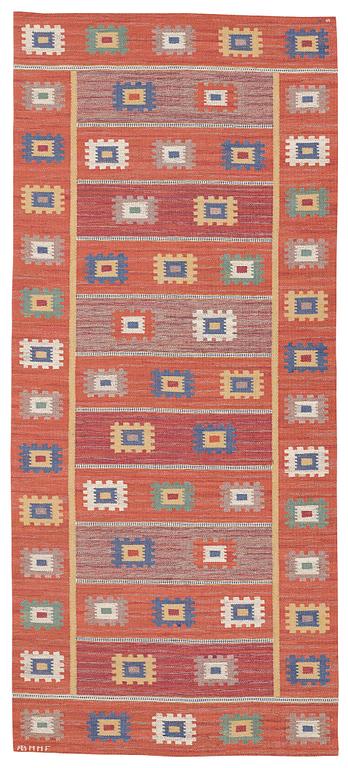 Märta Måås-Fjetterström, GALLERIMATTA, "Röd grön äng", rölakan, ca 346,5 x 151,5 cm, signerad AB MMF.
