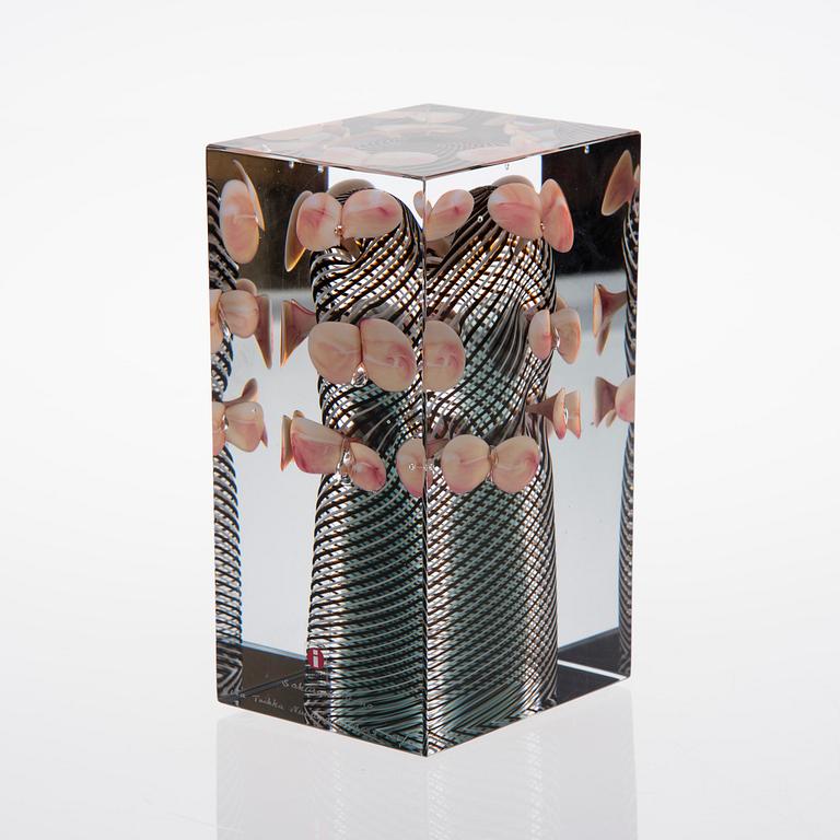 OIVA TOIKKA, GLASS CUBE. Signed Oiva Toikka, Nuutajärvi 106/100, 2008.