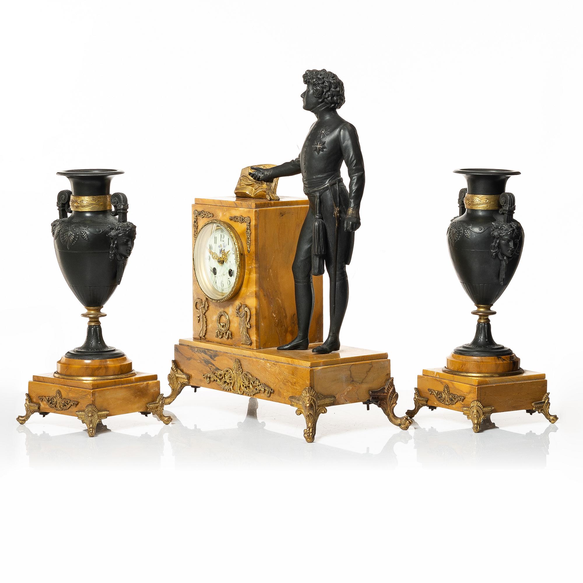 Bordsgarnityr, 3 delar, 1900-talets början. Empirestil.