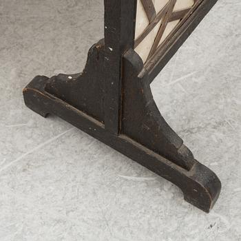 Skärmar två stycken, trä och papp. Kina, sen Qingdynasti/tidigt 1900-tal.