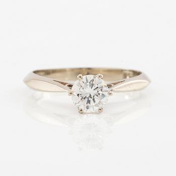 Solitaire ring in 18K white gold with a round brilliant-cut diamond.