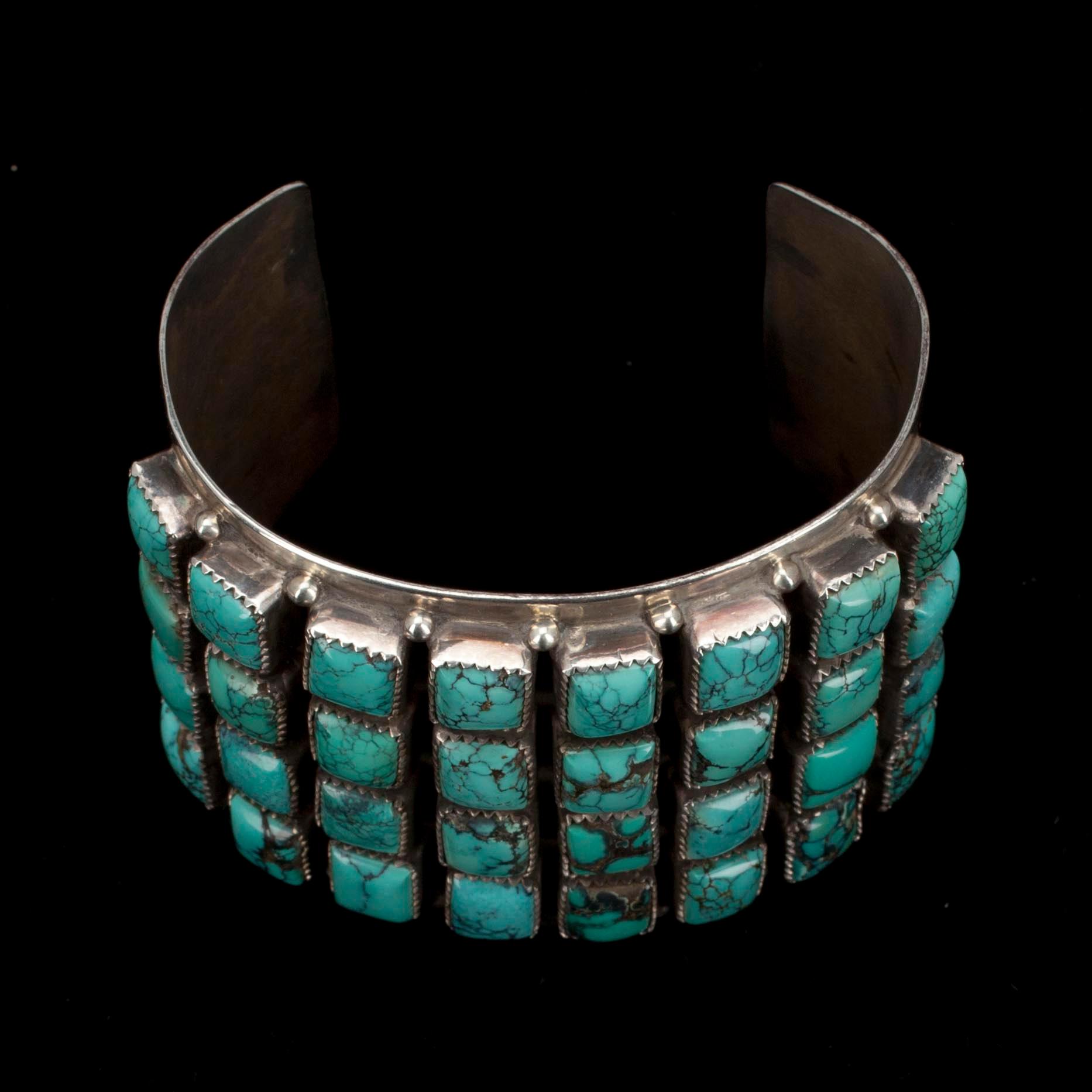 ARMRING, silver, 32 turkoser. Traditionellt Navajo-indian hantverk Arizona / New Mexico, USA 1960/70-tal. Vikt 130 g.