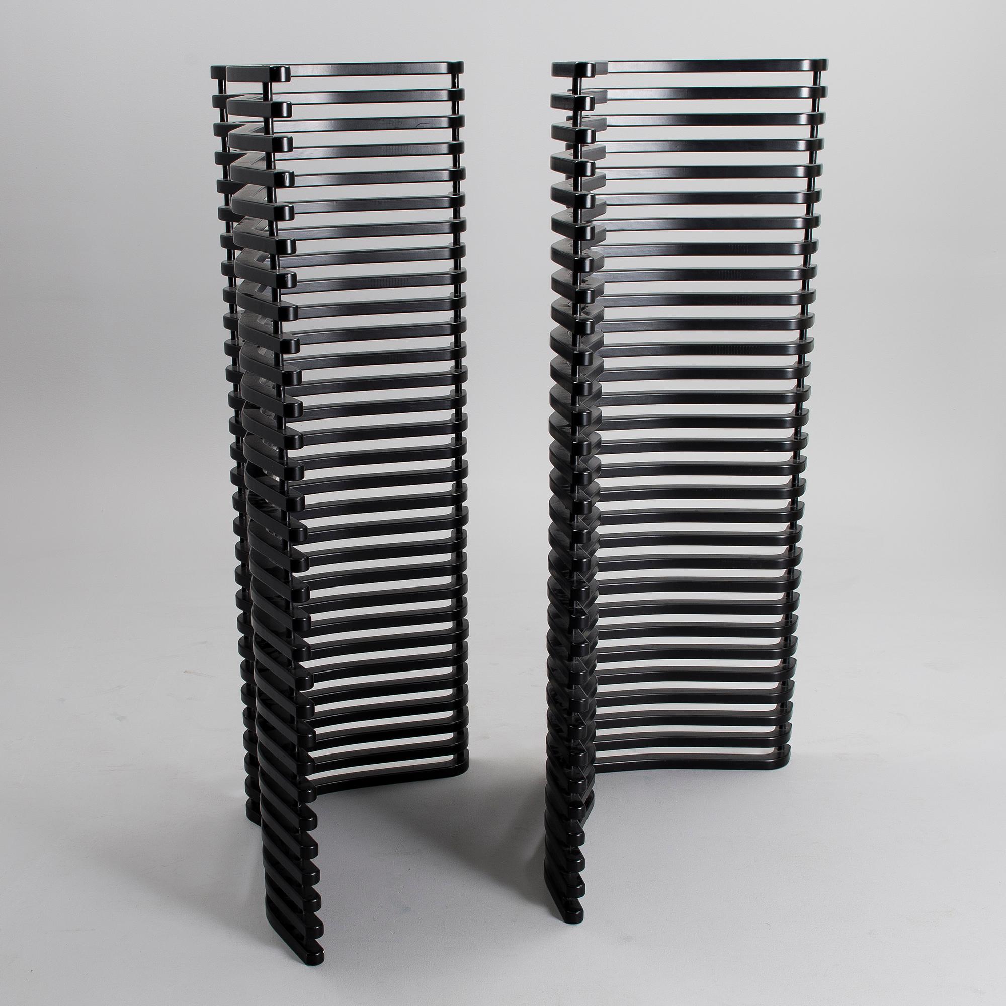KARI ASIKAINEN, A SET OF TWO ROOM SCREENS. Scheletro. Martela 1980-1989.