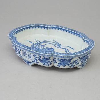 Two chinese blue and white porcelain dishes, Qing dynasty, 18th/19th century with one Japanese tray, ca 1900.