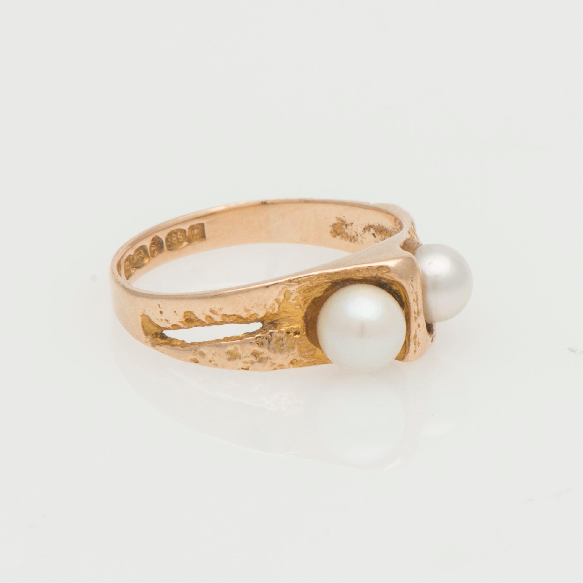 RING, "Viskning", Björn Weckström, Lapponia 1969. 14K guld, odlade pärlor.