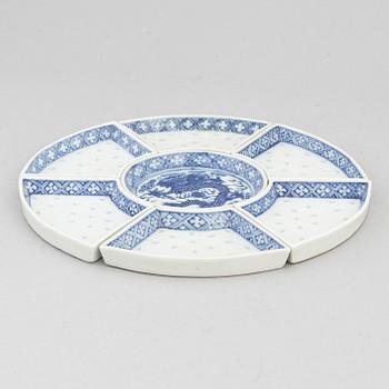 A set of seven Chinese blue and white "rice grain" porcelain cabaret dishes, late Qing dynasty around the year 1900.