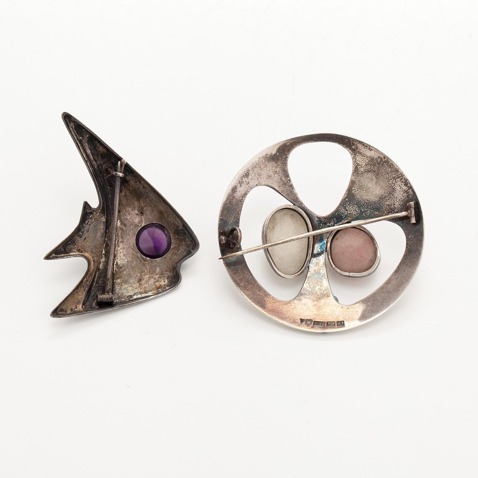Broscher, 2 st, kvarts, silver, Tillander, Helsingfors 1957 och 1963.