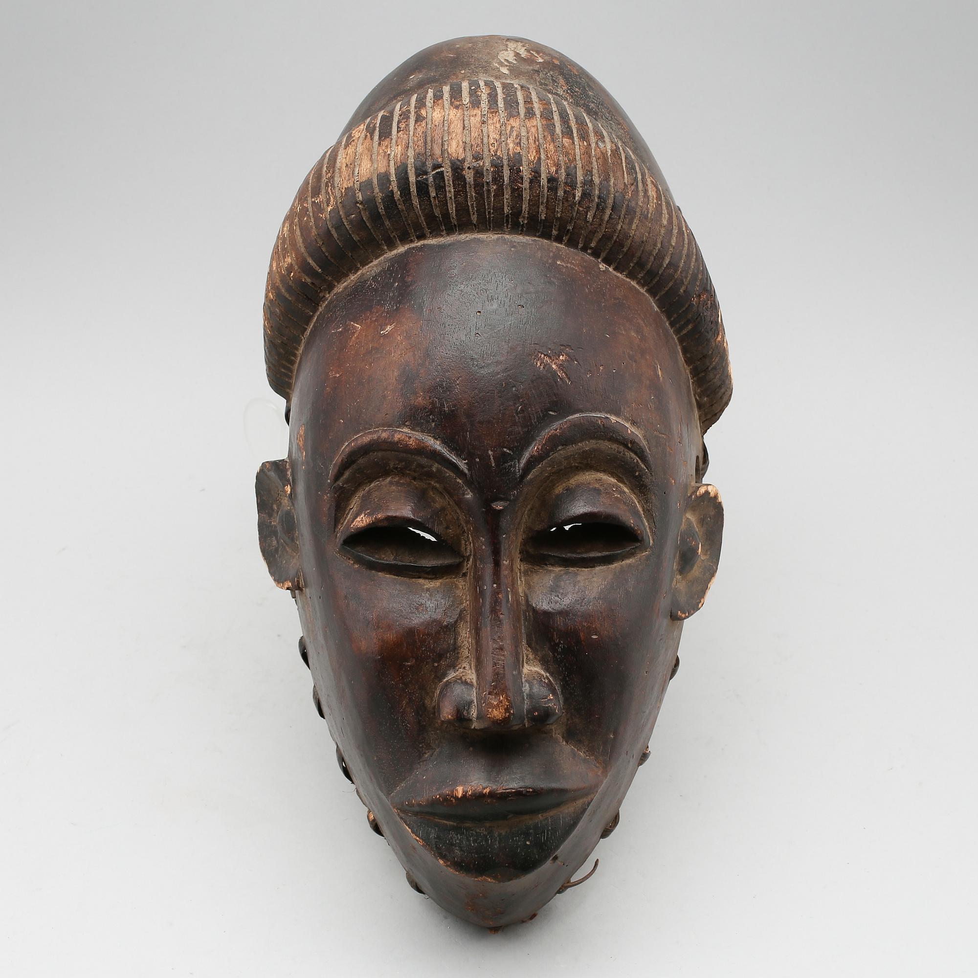 MASK, skuret trä, Afrika, 1900-tal.