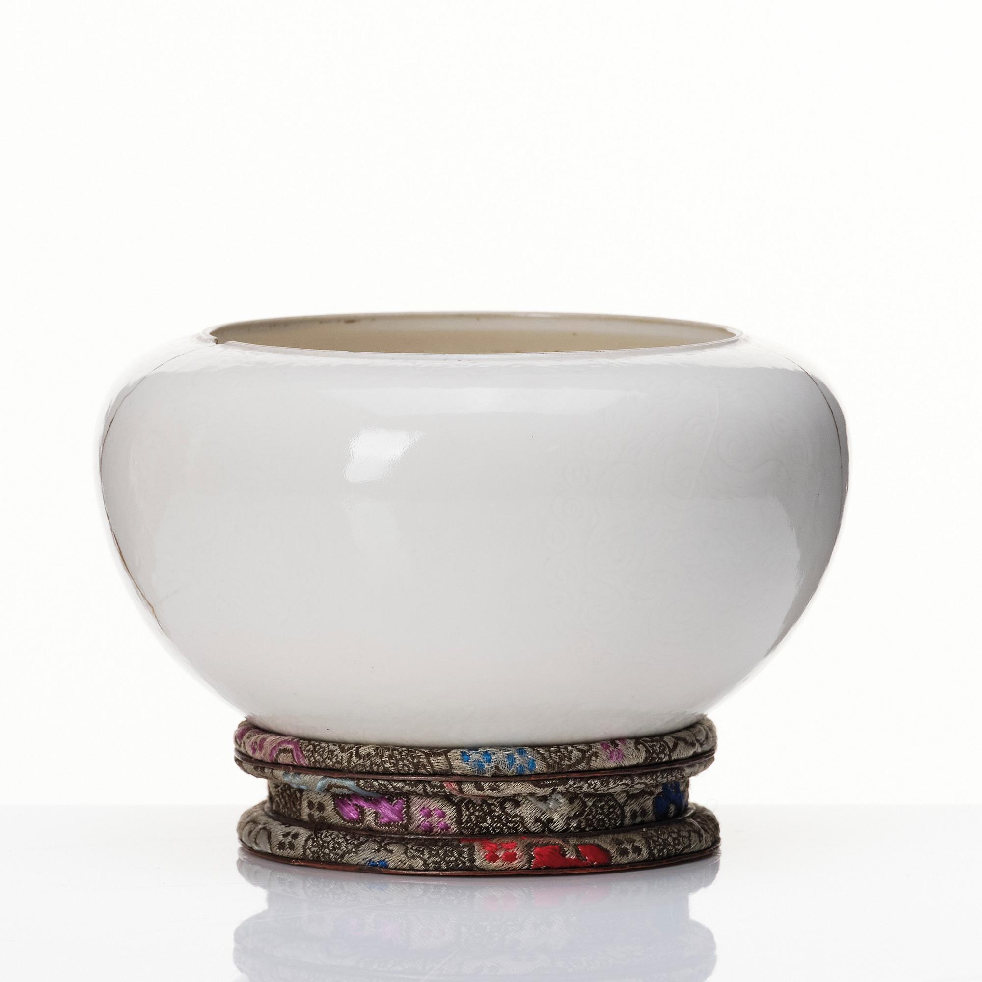 A Chinese blanc de chine censer, Qing dynasty, Kangxi (1662-1722).