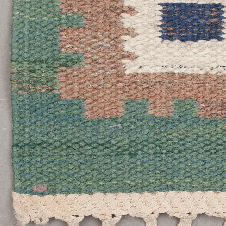CARPET. "Grön äng". Flat weave. 304 x 202,5 cm. Signed AB MMF.