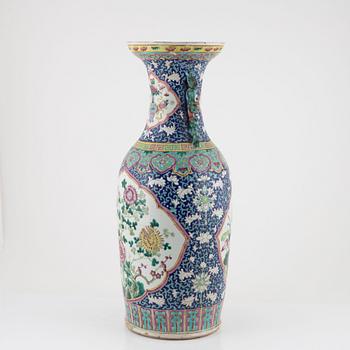 Golvvas, porslin, Kina, omkring år 1900.