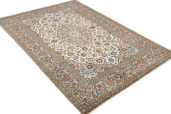 A Kashan carpet, a. 306 x 197 cm.