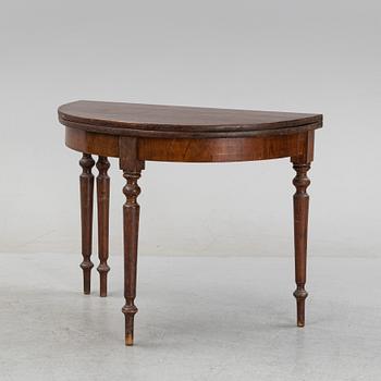 Bord, så kallat halvmånebord, 1800-talets andra hälft.