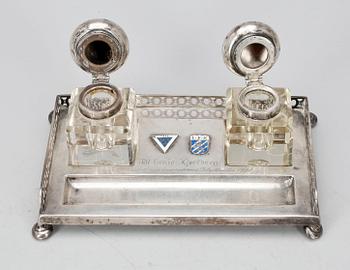 BORDSGARNITYR, 3 delar, silver och glas, K G Markströms Guldsmeds AB, Uppsala, 1919. Ställets vikt ca 279g.