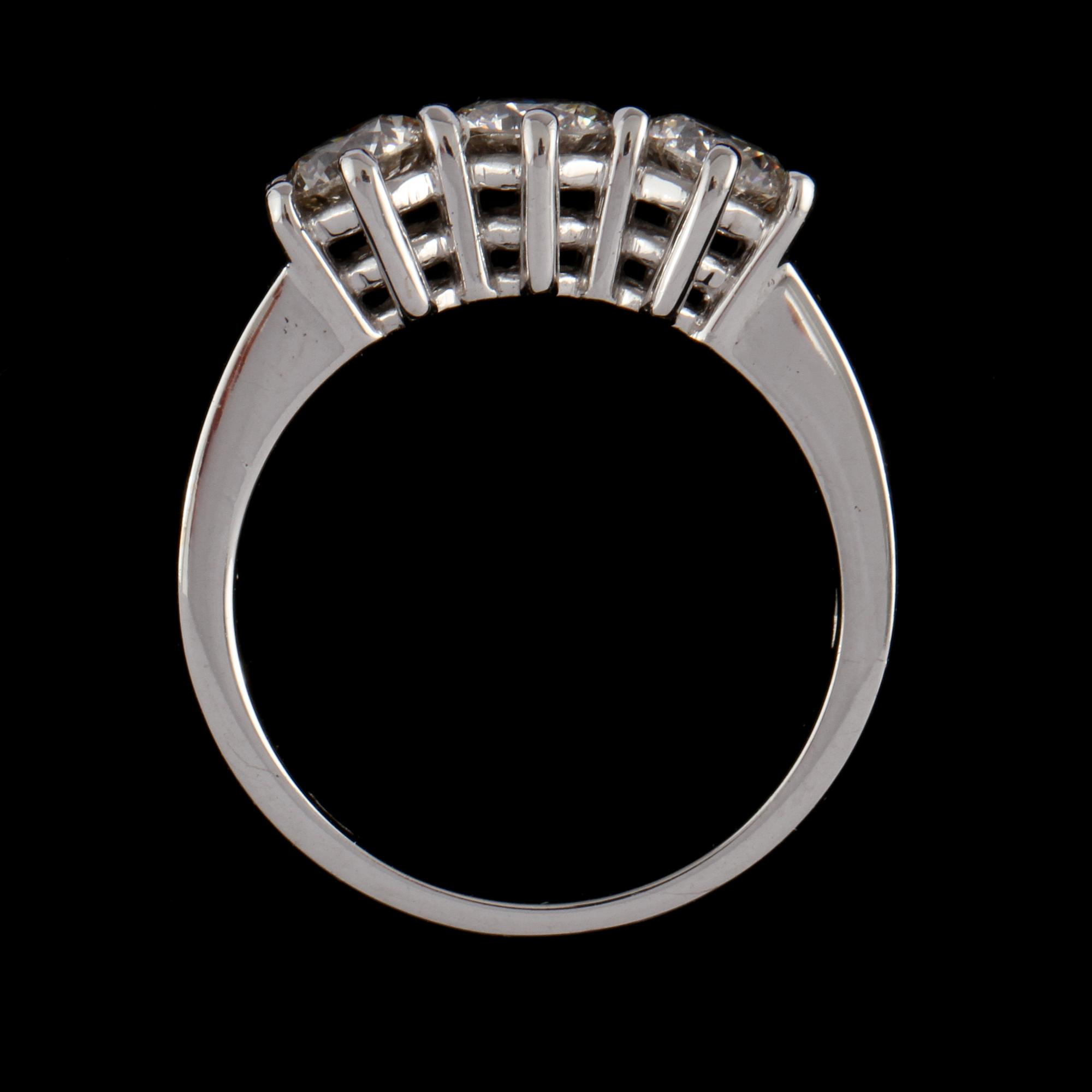 RING, 18k vitguld med briljantslipade diamanter, 1.48 ct, Milano, Italien. Vikt 6,4 g.