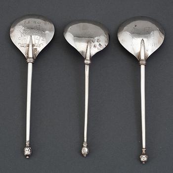 Skedar med druvknopp, 3 st, silver, icke identifierade stämplar, Holland 1600-tal och 1700-tal.