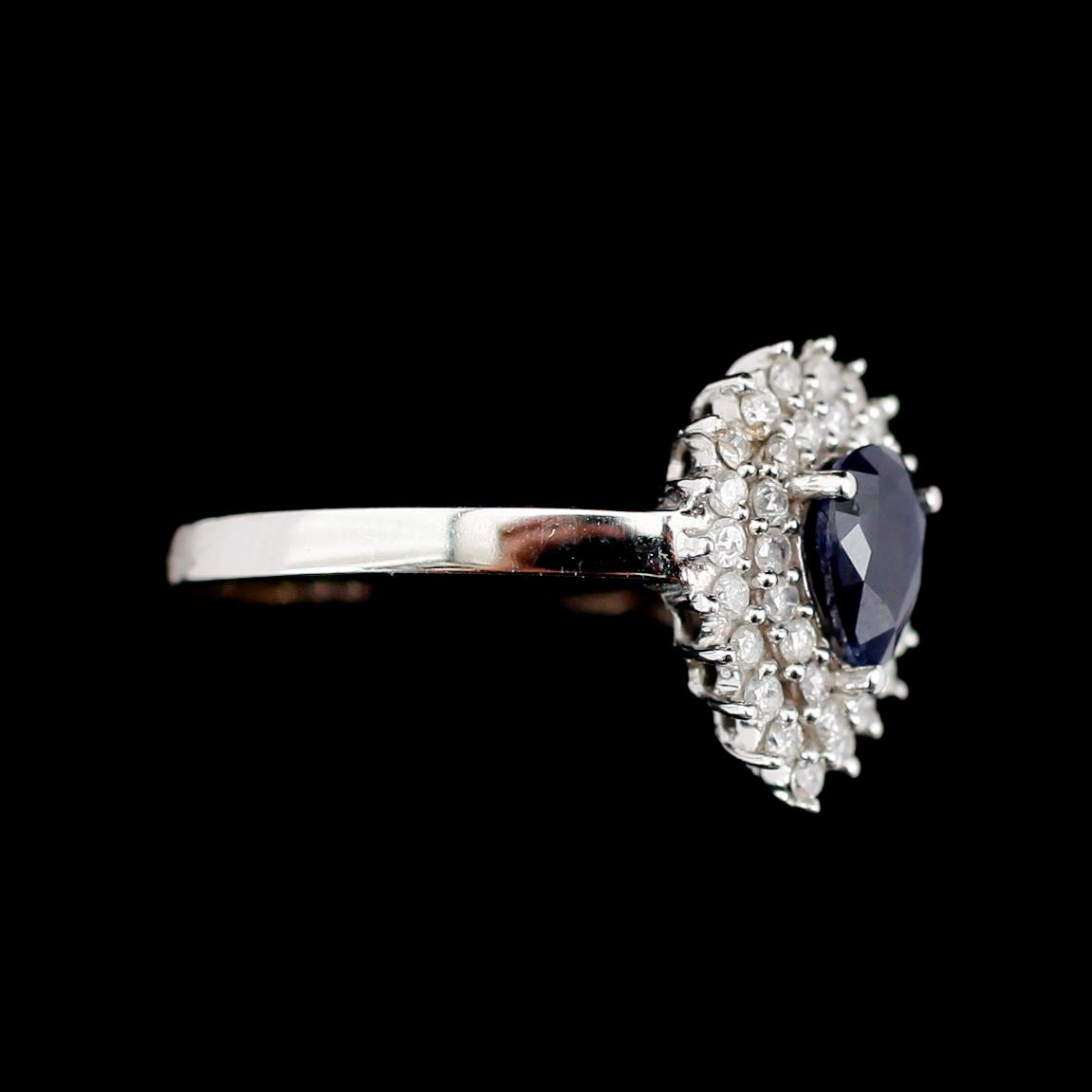 RING, 14 k vitguld, blå safir ca 1,04 ct, diamanter tot ca 0,50 ct.