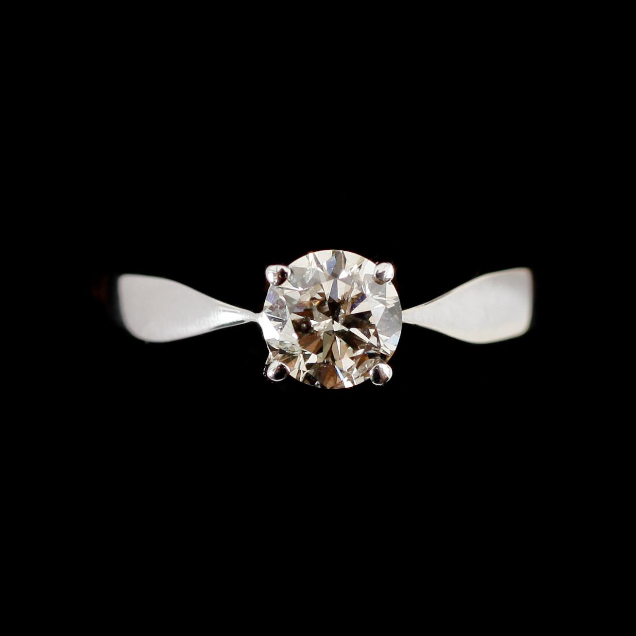 RING, 14 k vitguld, solitär briljantslipad diamant ca 0,90 ct.