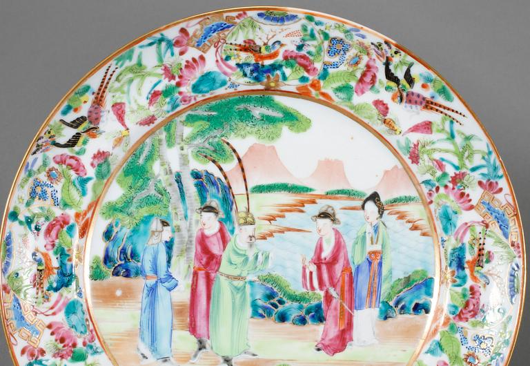 TALLRIKAR, 2 st, porslin, Kina, 1800-talets andra hälft.