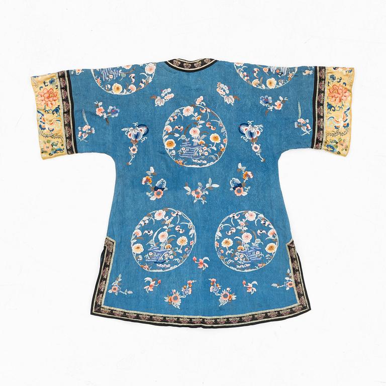 A Chinese embroidered silk robe, late Qing dynasty/early 20th Century.