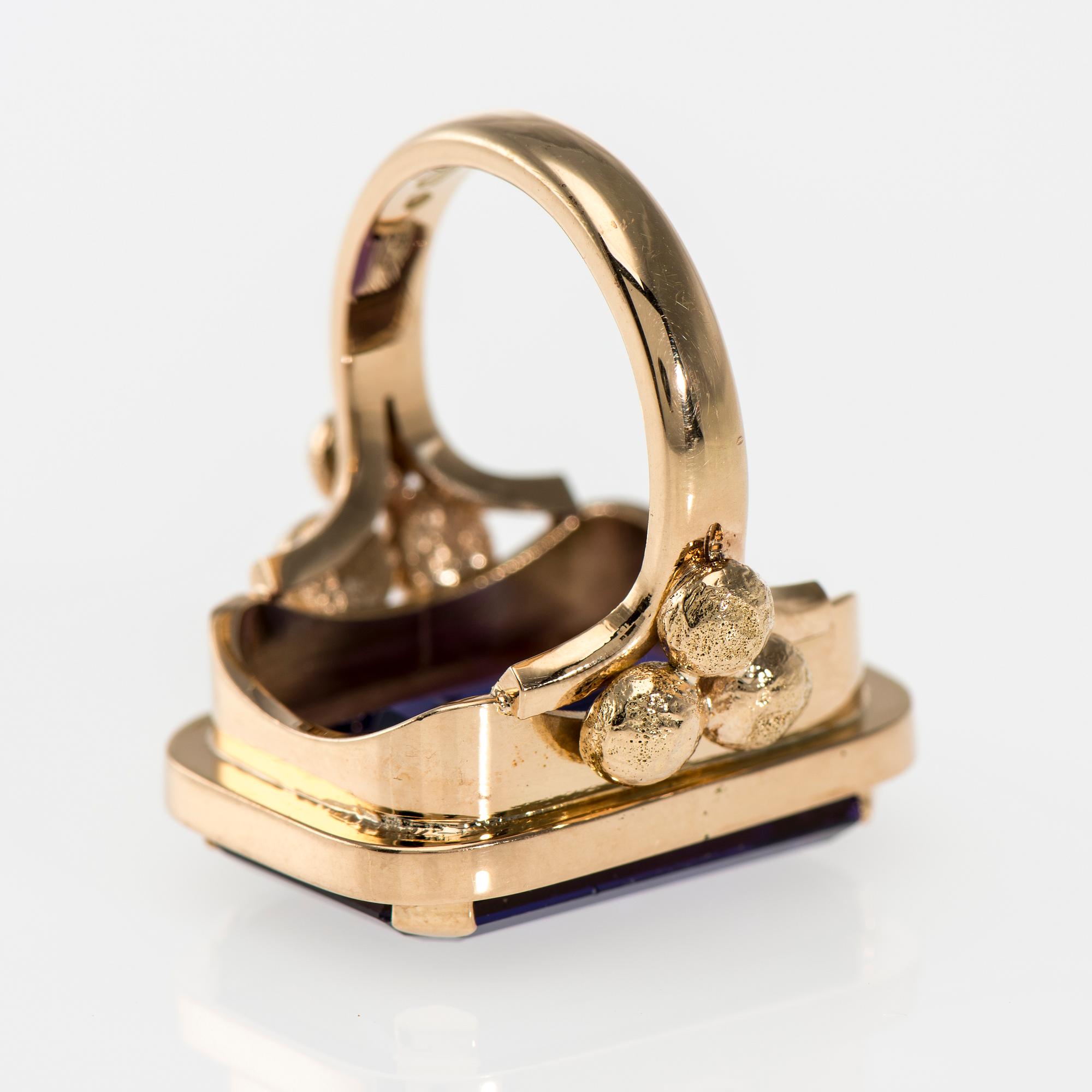 RING, 14K guld, syntetisk safir med färgväxling. Reino Viktor Koivisto 1967. Vikt ca 22,1 g.