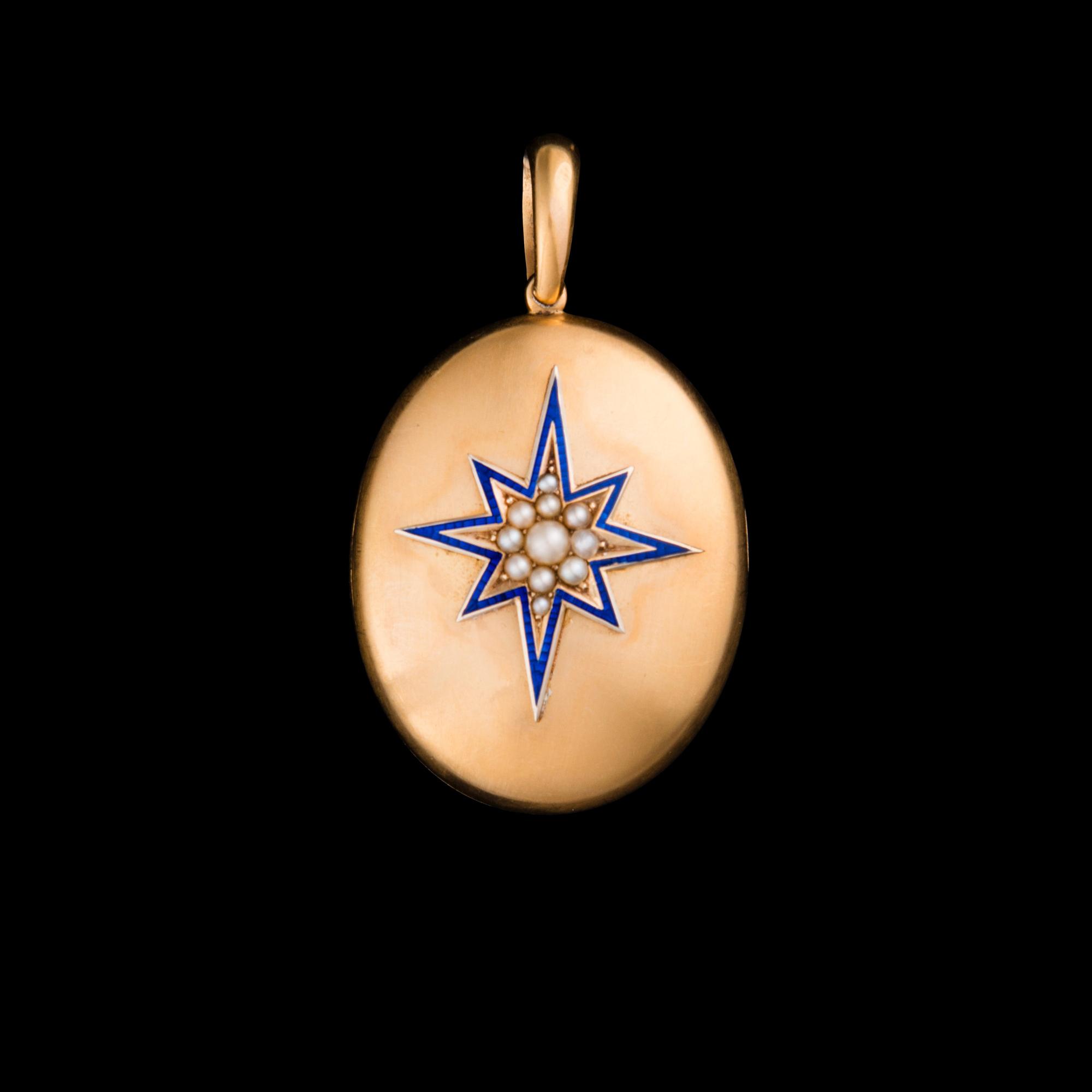 MEDALJONG, guld, pärlor, emalj. Troligtvis England 1800-tal. Intyg Tarkiainen. Vikt ca. 18 g.