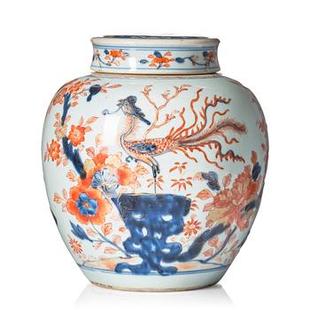 An imari jar with cover, Qing dynasty, Kangxi (1662-1722).